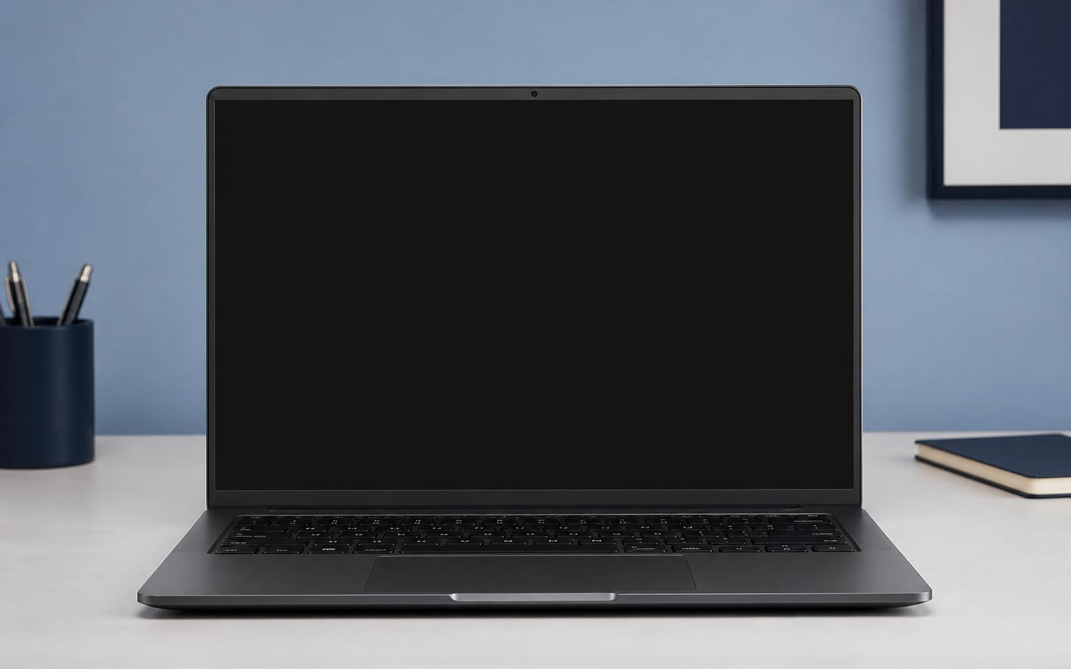 Notebook sobre uma mesa em um escritório moderno